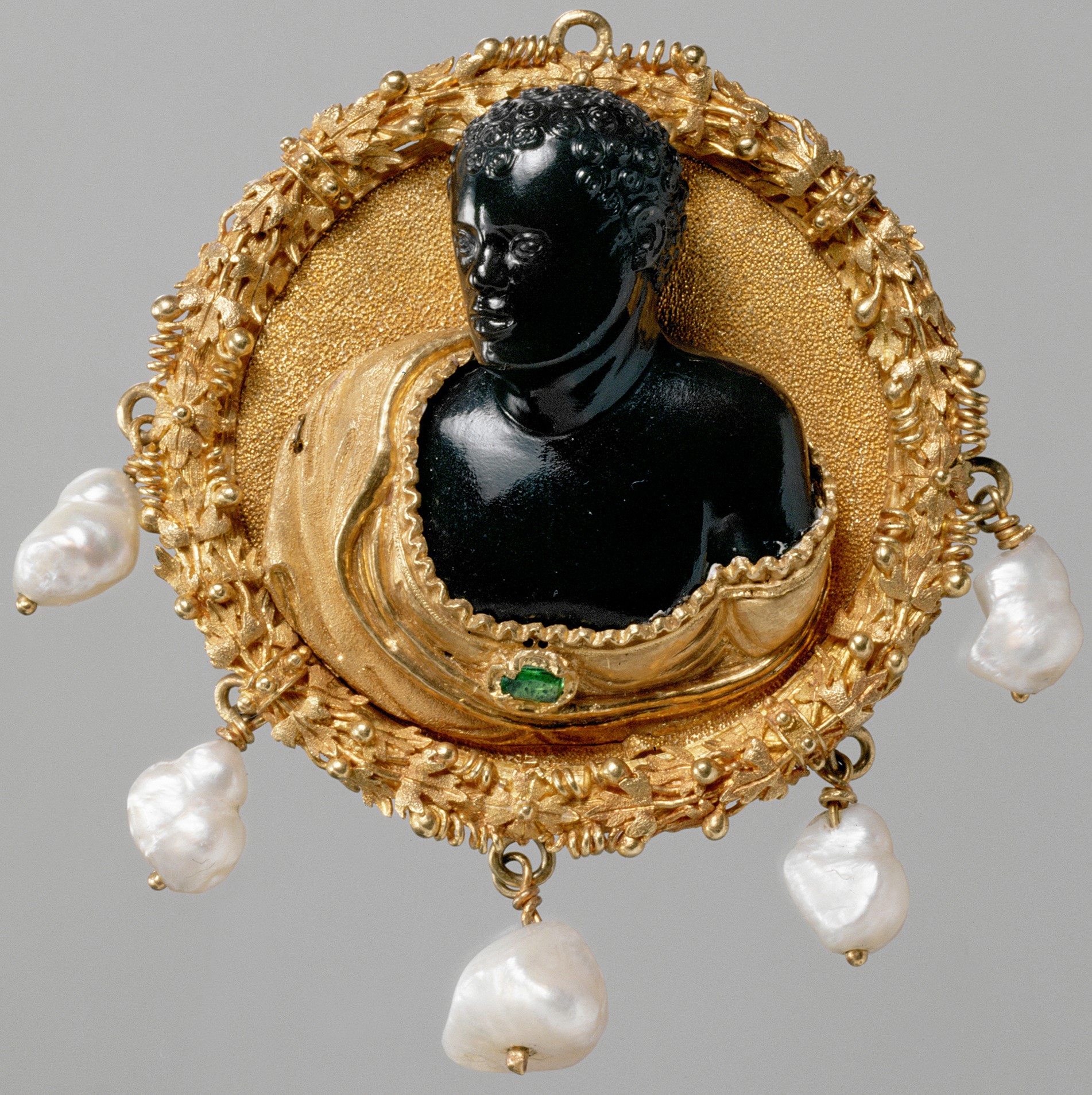 Hutmedaillon mit der Darstellung eines schwarzafrikanischen Jungen.  Norditalien (Mailand), Kamee (Commesso), um 1530/1540, Gold, Onyx, Perlen, Smaragd, Dm. 4,9 cm Kunsthistorisches Museum Wien, Kunstkammer Inv.Nr. KK 1588. | © KHM-Museumverband.